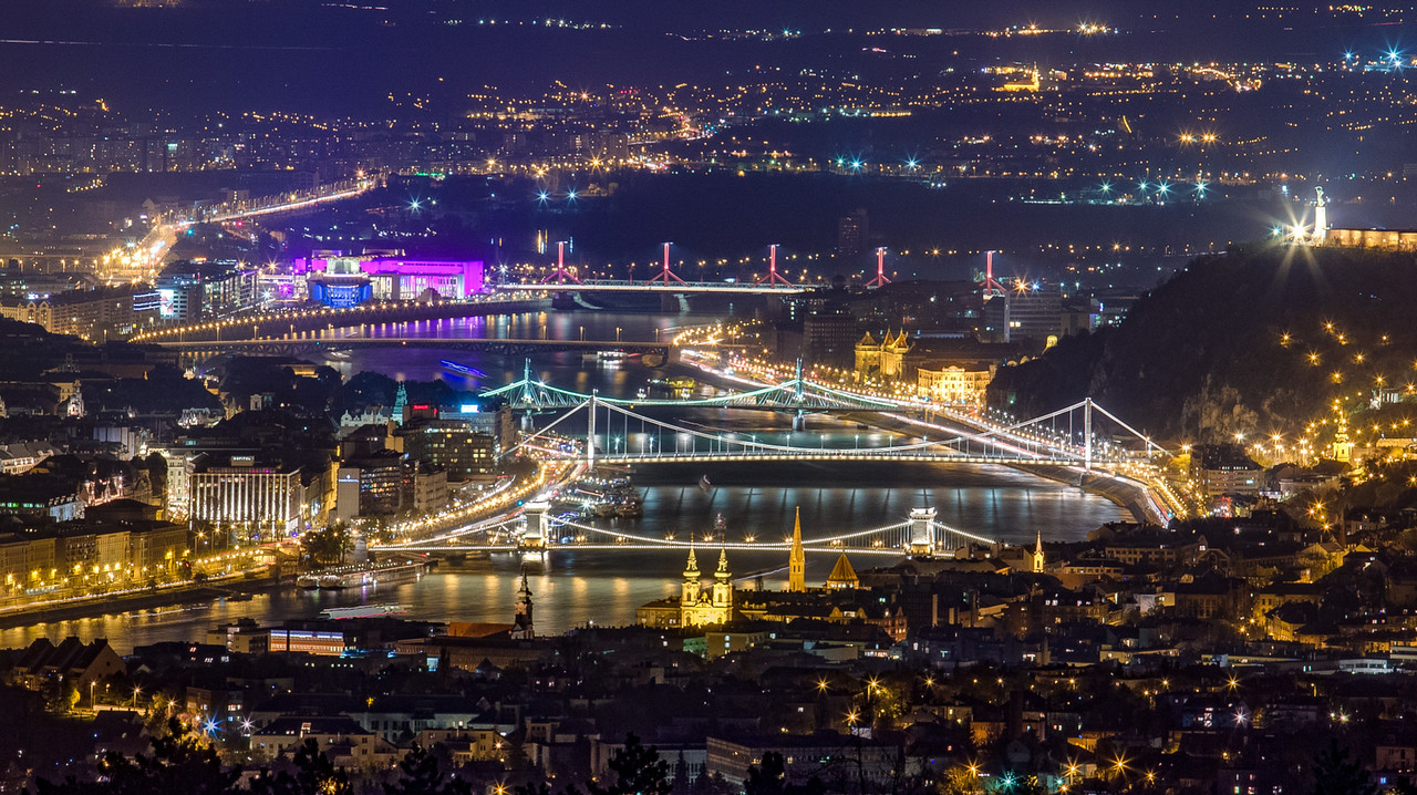 Budapest éjjel a Hármashatár-hegyről