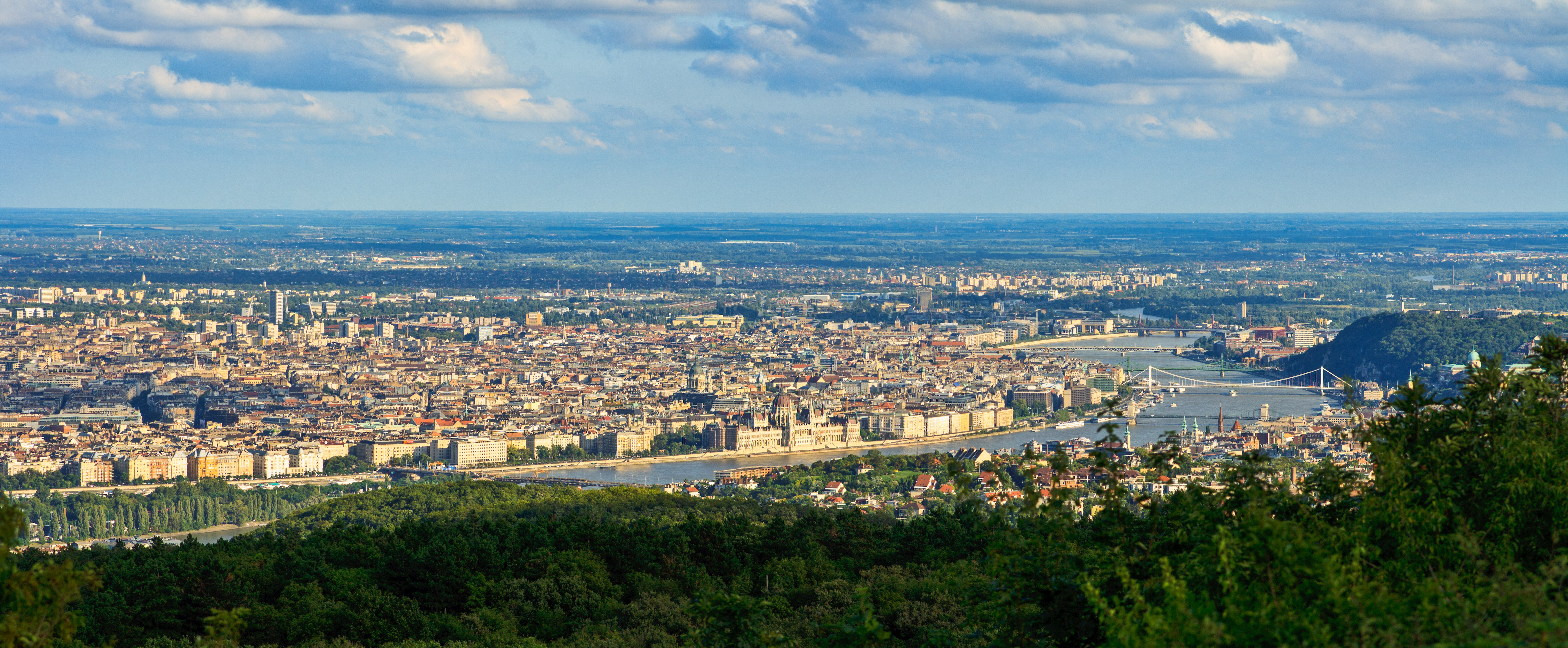 Budapest panorama nappal a Harmashatar-hegyrol