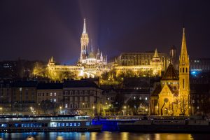 Halászbástya és Mátyás templom a Parlament mellől éjszaka