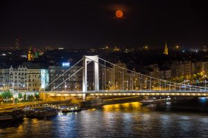 Holdkelte az Erzsébet-híd felett a Budai Várból