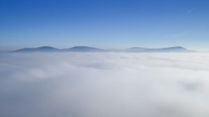 Visegrádi hegység a felhők felett