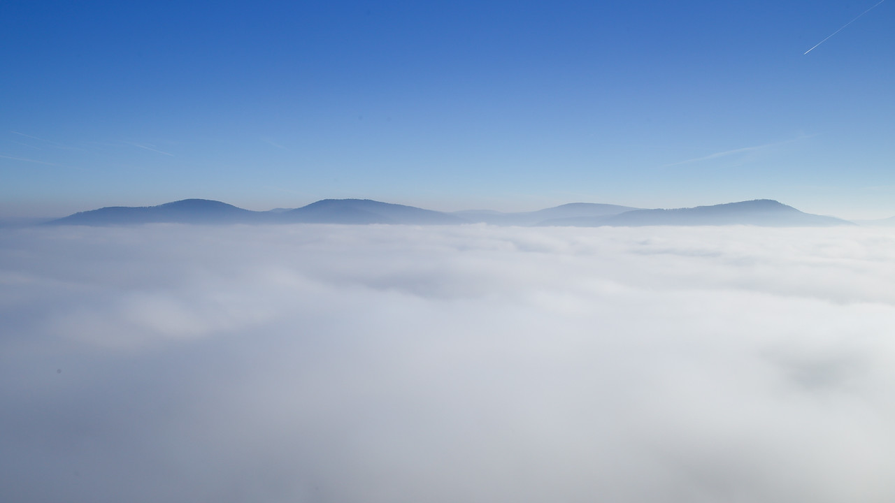Visegrádi hegység a felhők felett
