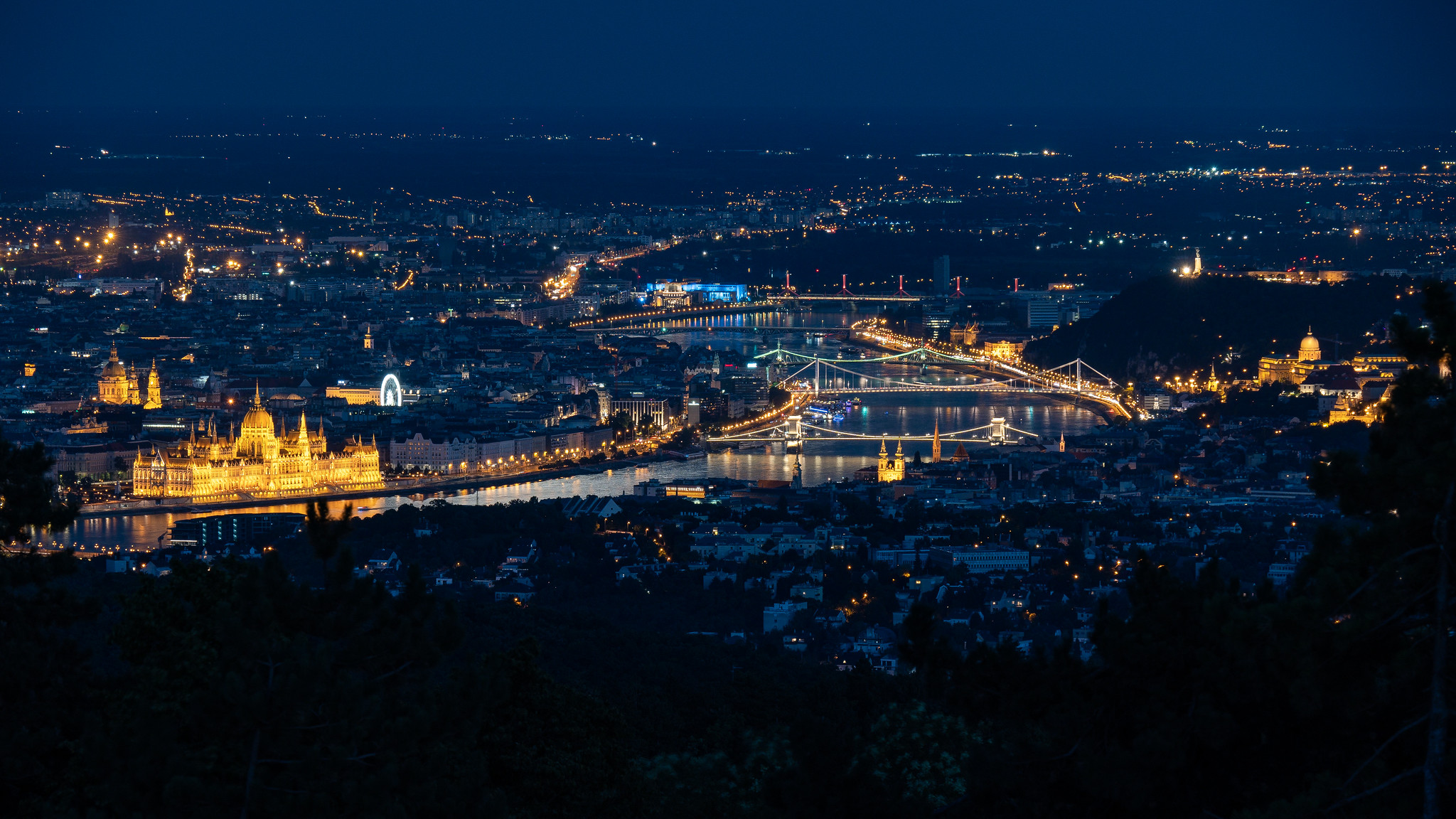 Budapest belvárosa éjszaka a Hármashatár-hegyről, a Guckler Károly kilátóból