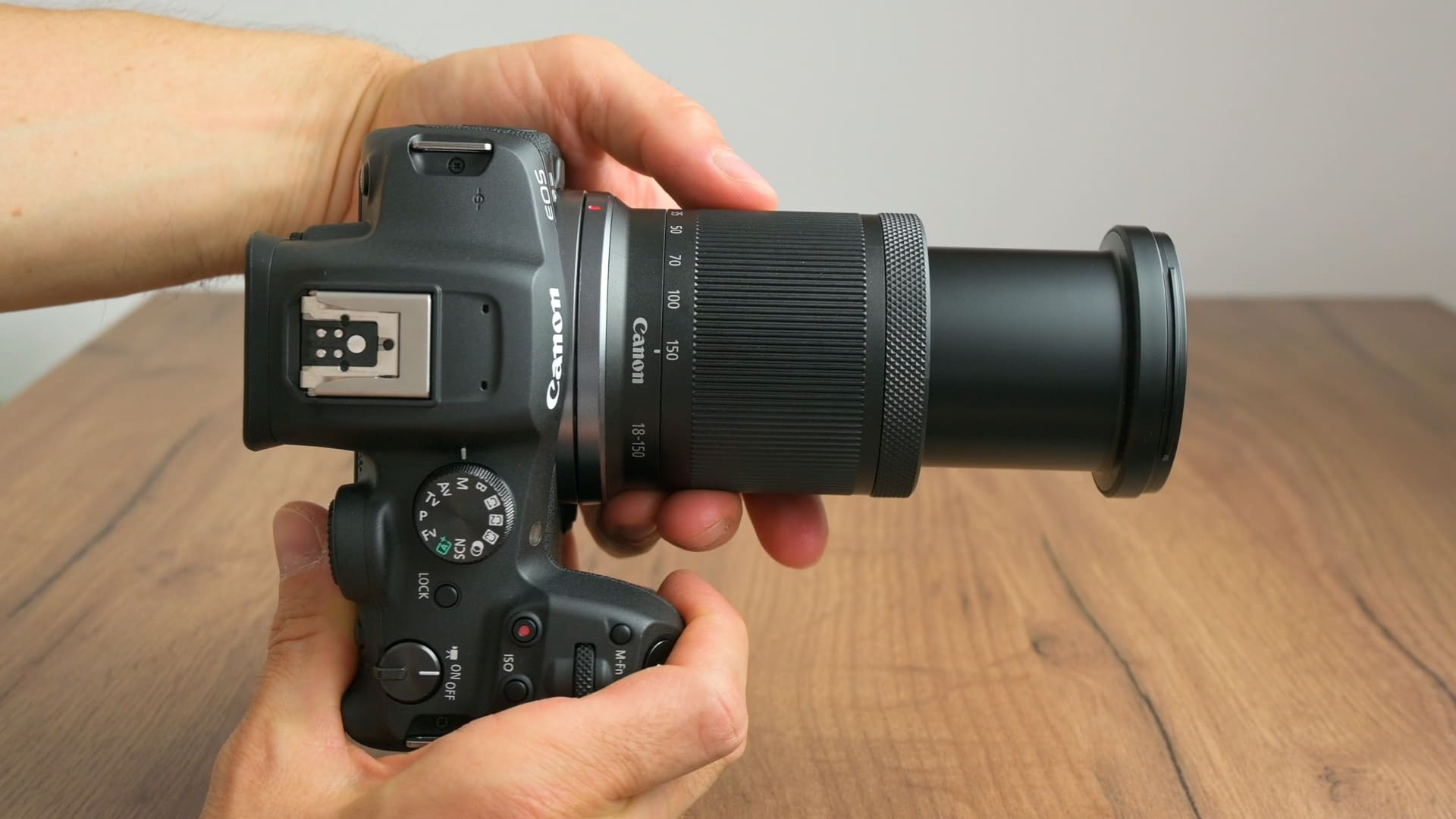 Canon RF-S 18-150 mm objektív egy Canon R7 vázon