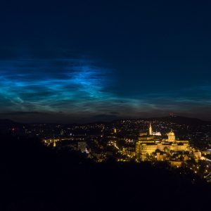 éjszakai világító felhők a Budai Vár felett