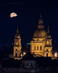 A felkelő Hold a Bazilika mögött