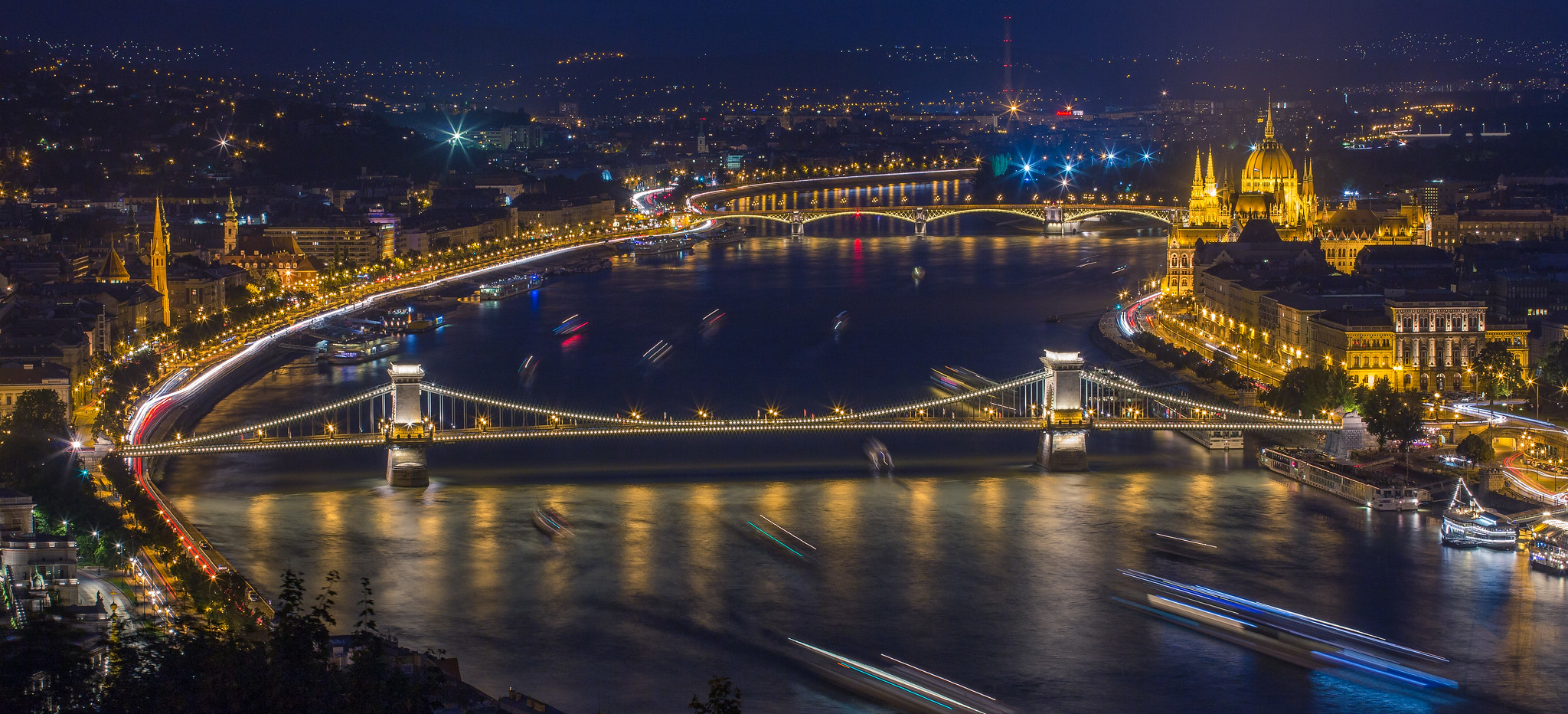 Kedvenc éjszakai fotóim Budapestről, hosszú záridőkkel