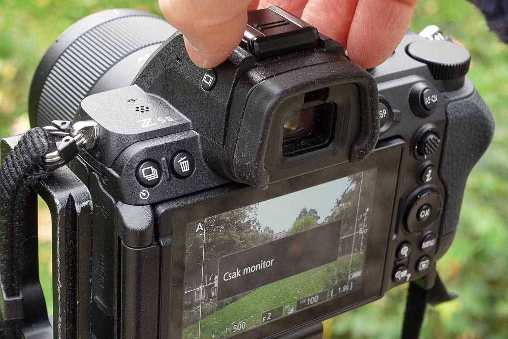 Nikon Z5 II kamera kijelző kapcsoló egy fizikai gomb