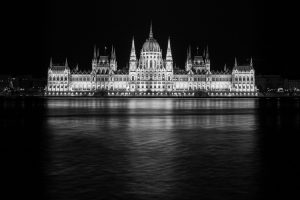 Parlament éjjel fekete fehérben tükörképpel