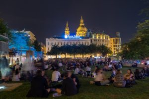 Fiatalok gyülekeznek az Erzsébet téren egy meleg nyári estén