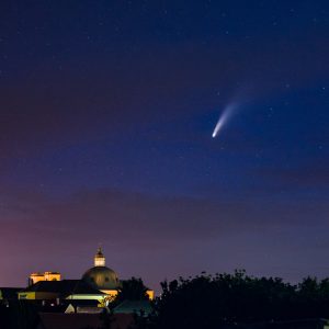 vaci dom felett NEOWISE ustokos