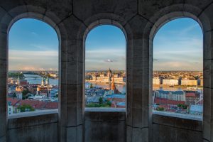 Budapest a Halászbástya ablakain át